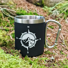 Hrnek s karabinou – Kompas