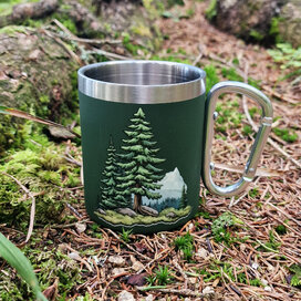 Hrnek s karabinou – Les