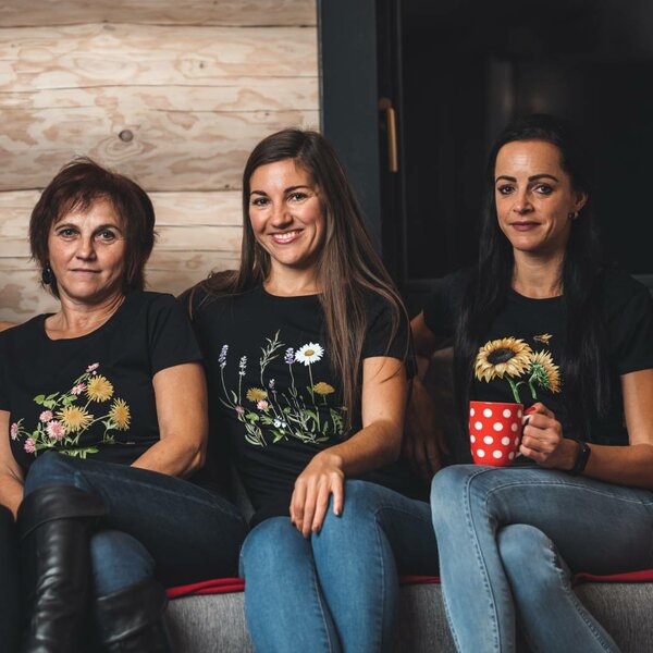 Dámske tričko púpava v prírode čierne - kvetovane-tricka