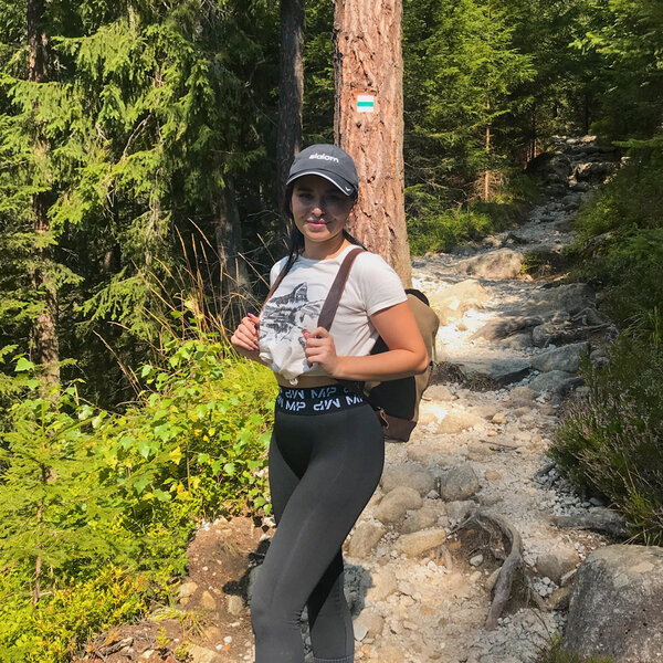 Dámske  tričko hora v pozadí - damske-turisticke-tricko-skica-hor